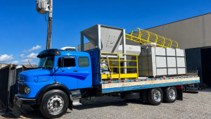 Movimentação de equipamentos industriais de grande porte, com planejamento e acomodação adequada da carga.