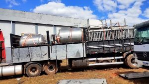 Operação logística para transporte de tanques, estruturas metálicas e equipamentos industriais de grande porte.